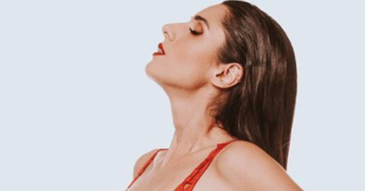 Valentina Vignali posa in corsetto rosso fuoco e lancia un messaggio ad alcuni utenti di Instagram