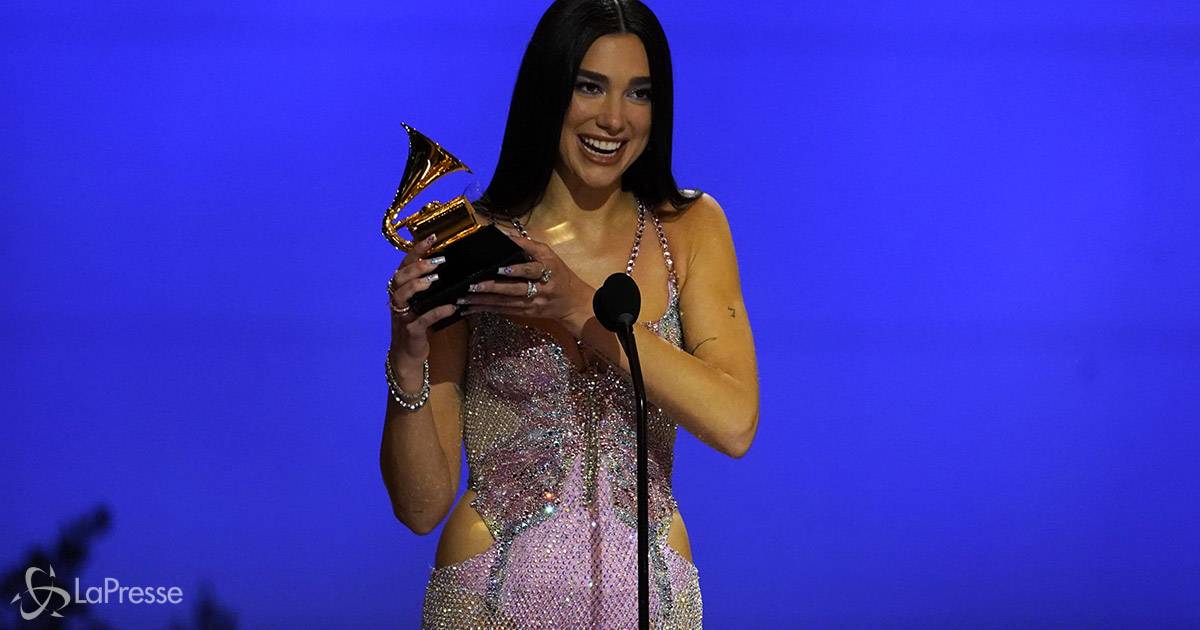 Lesibizione di Dua Lipa ai Grammy Awards  stata incredibile