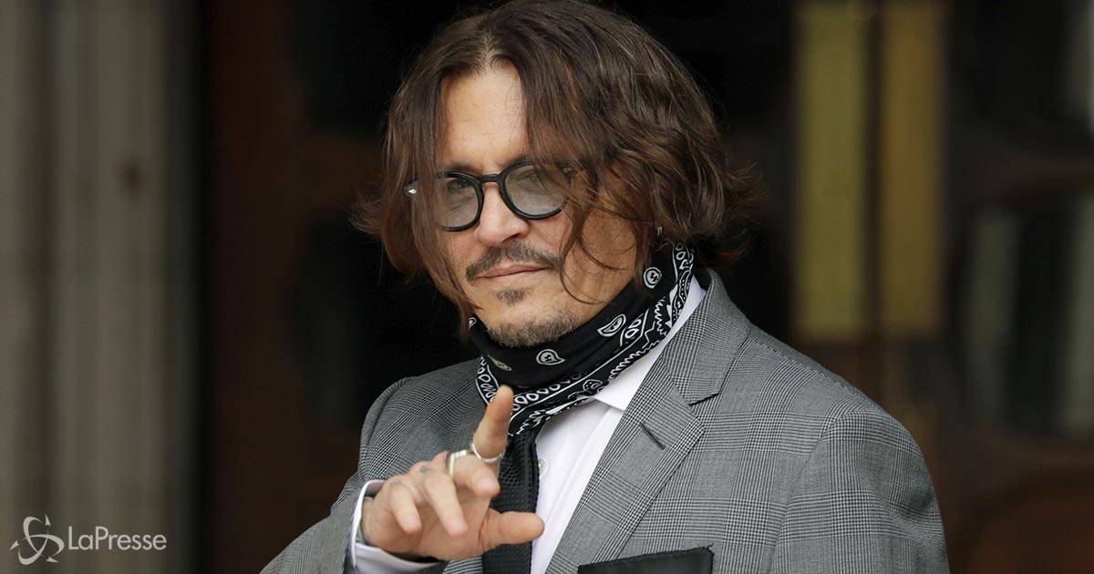 Entra nella casa di Johnny Depp per farsi una doccia e bere un drink