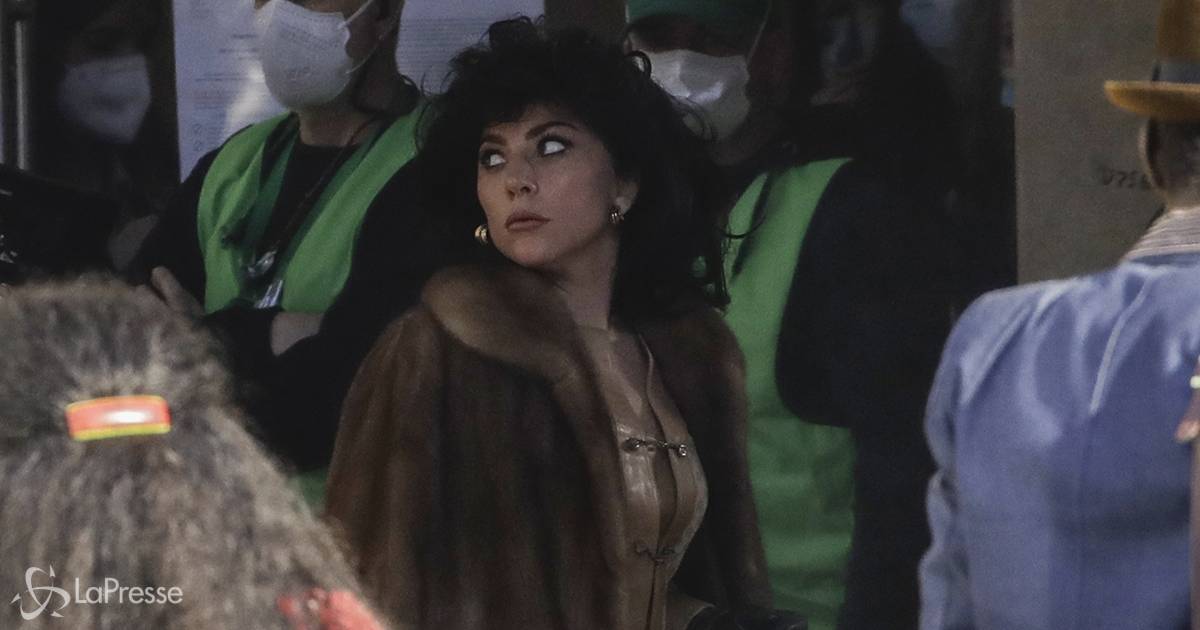 Lady Gaga in Gucci con Adam Driver dal set spunta la pausa 8220panzerotto8221 in piazza Duomo
