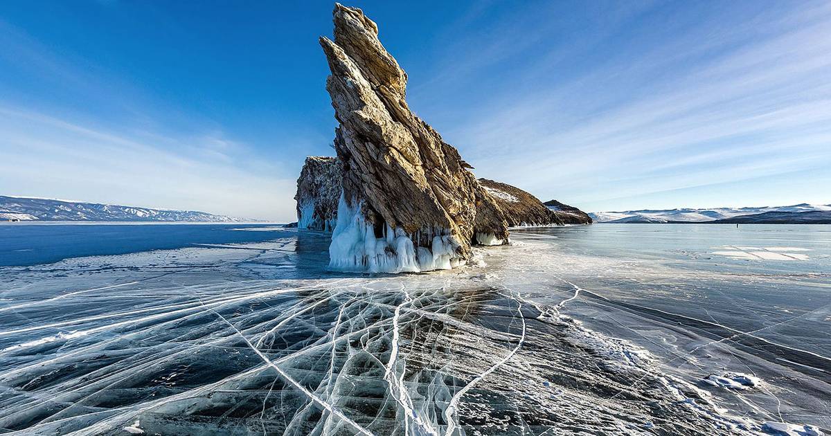 Rocce su piedistalli di ghiaccio il raro fenomeno avvenuto al lago Bajkal