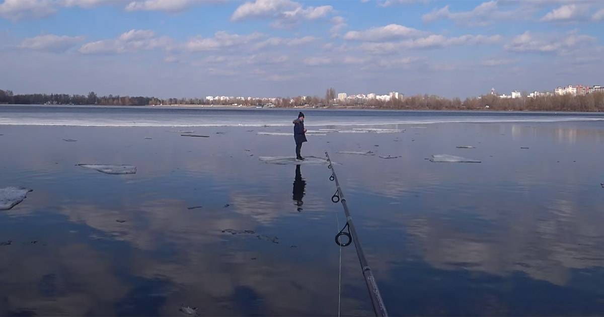 Il pescatore salva il bambino alla deriva sul fiume il video