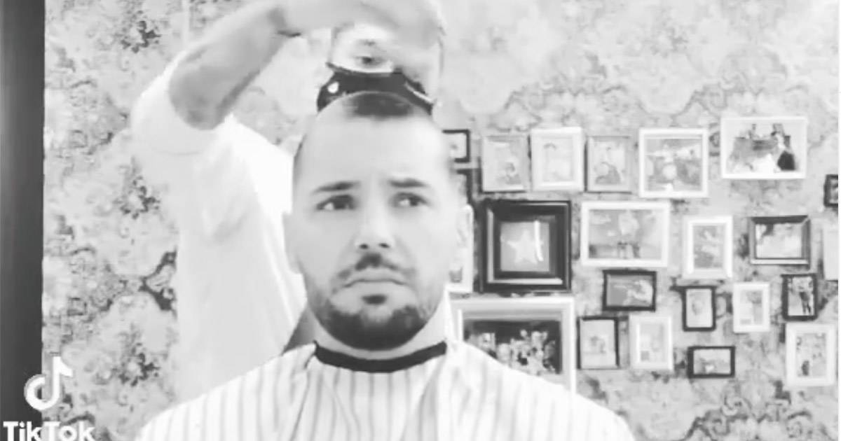 La solidariet del barbiere si rasa come il collega con il cancro