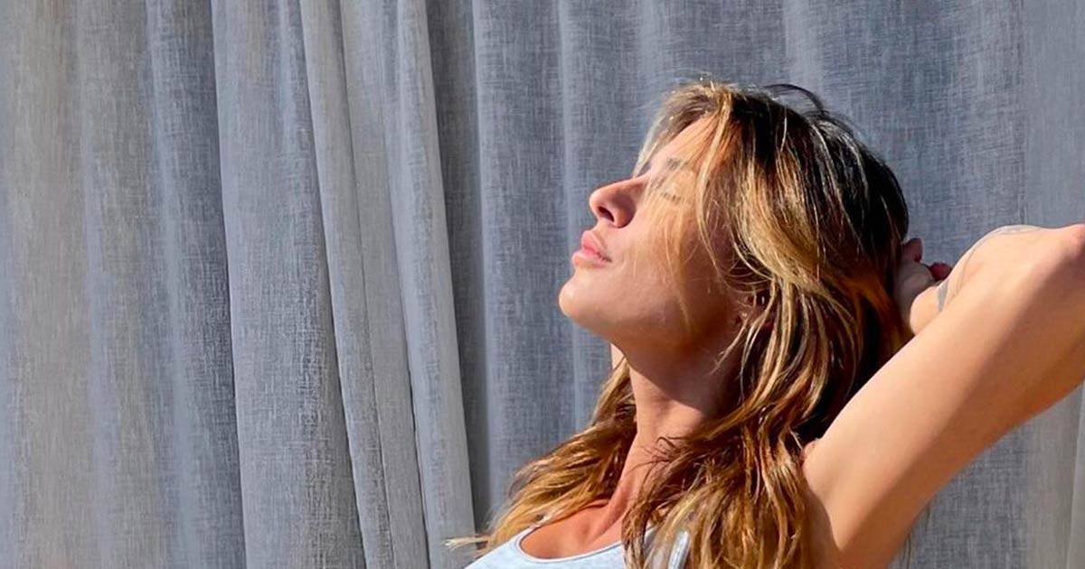 Elisabetta Canalis baciata dal sole la foto in intimo su Instagram