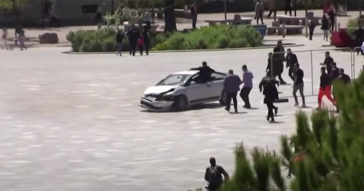 Auto fuori controllo nel centro di Tirana un passante ferma il guidatore con un calcio volante