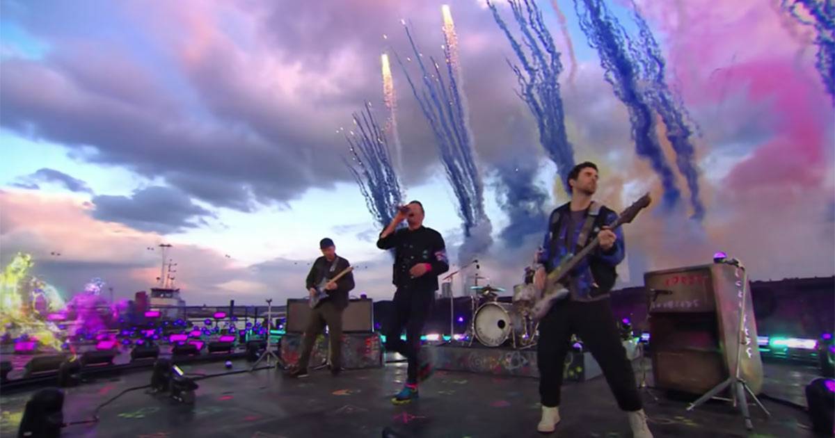 Il live dei Coldplay sul Tamigi  stato incredibile il video