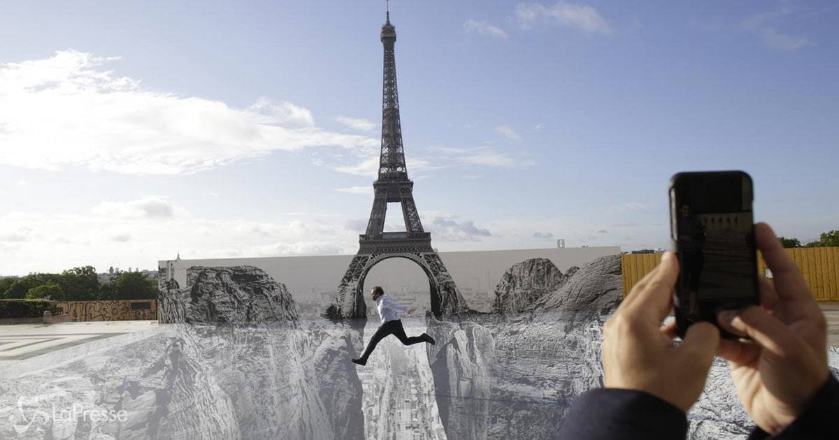 Trocadero lillusione ottica di JR dedicata alla Tour Eiffel