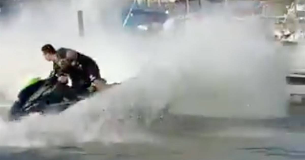 Spegne lincendio usando la sua moto dacqua il video