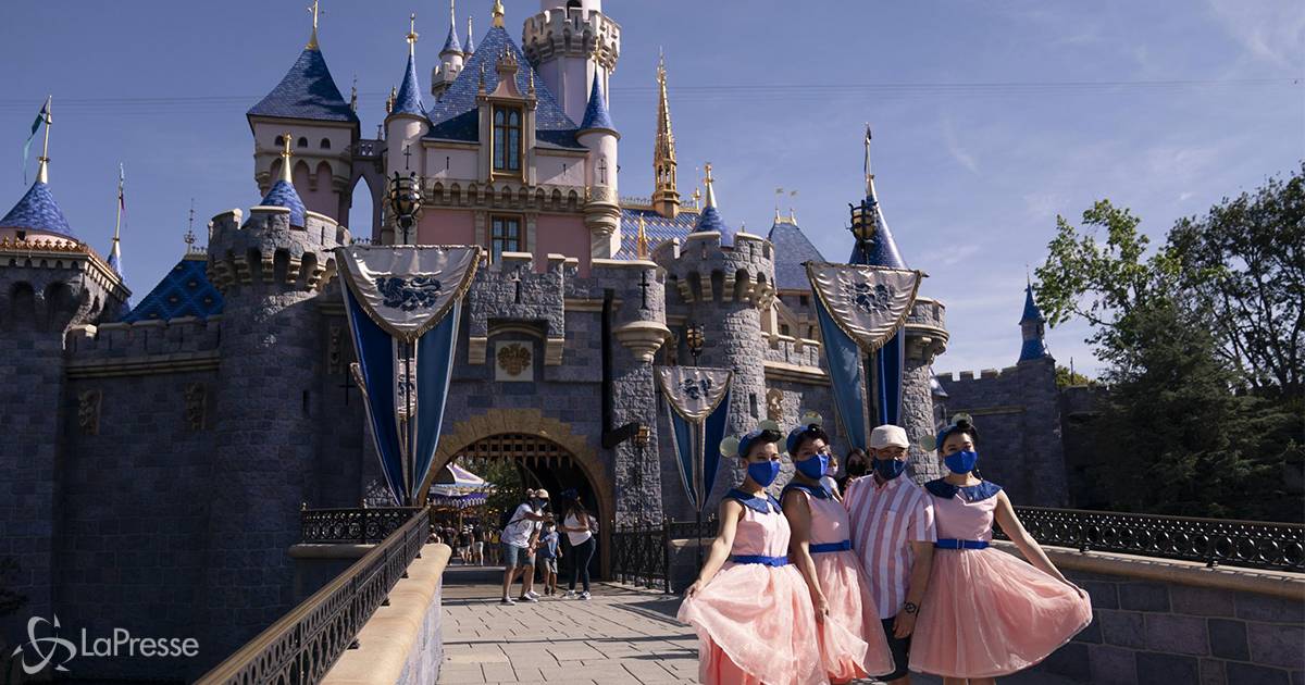 Riapre Disneyland in America le immagini emozionano il web