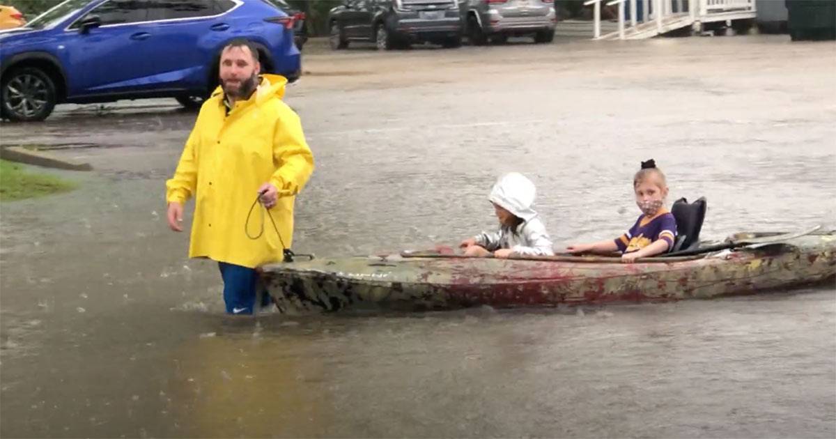 Louisiana il padre va a prendere i figli a scuola con un kayak