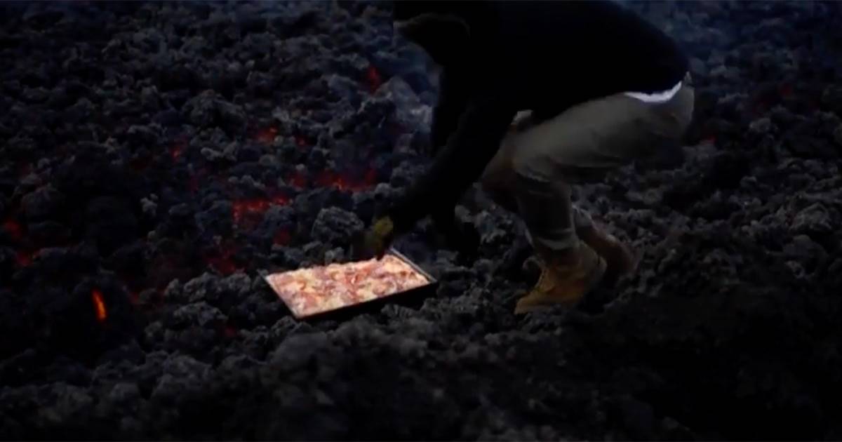 Ha cucinato la pizza sulla lava del vulcano Pacaya il video