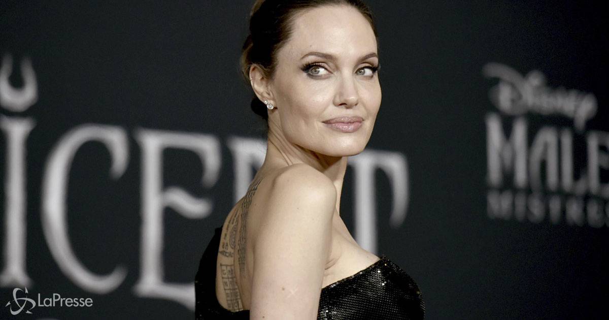Il nuovo tatuaggio di Angelina Jolie  in italiano la foto