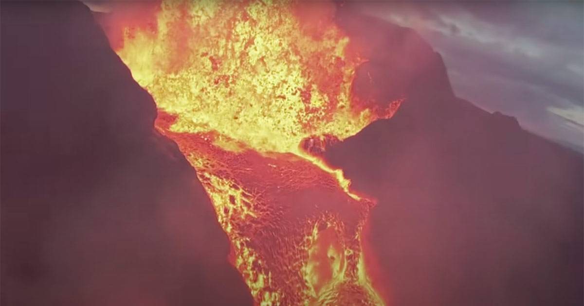 Il drone precipita nel vulcano in eruzione il video