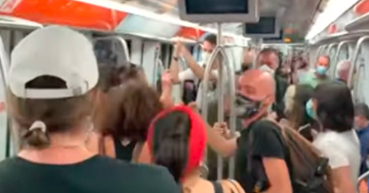 Cantano e ballano Stayin8217 Alive dei Bee Gees nella metro di Roma il video divide il web