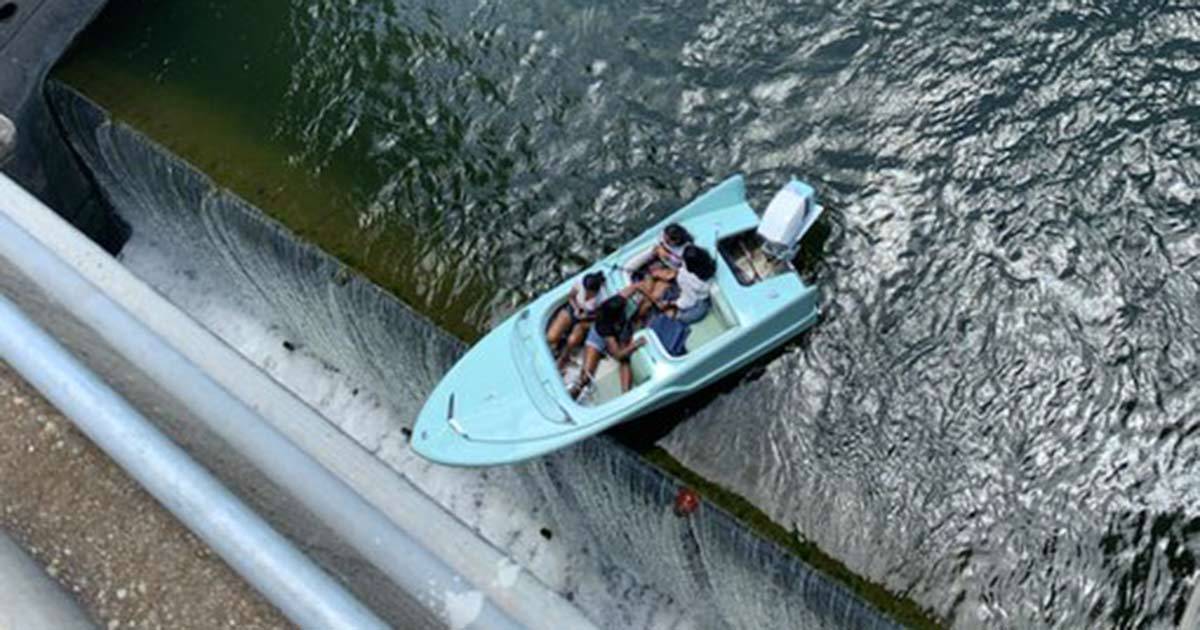 La barca rimane in bilico sulla diga il video del salvataggio