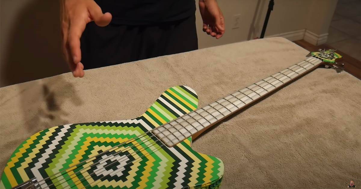 Questo basso  fatto con i mattoncini Lego ecco il video
