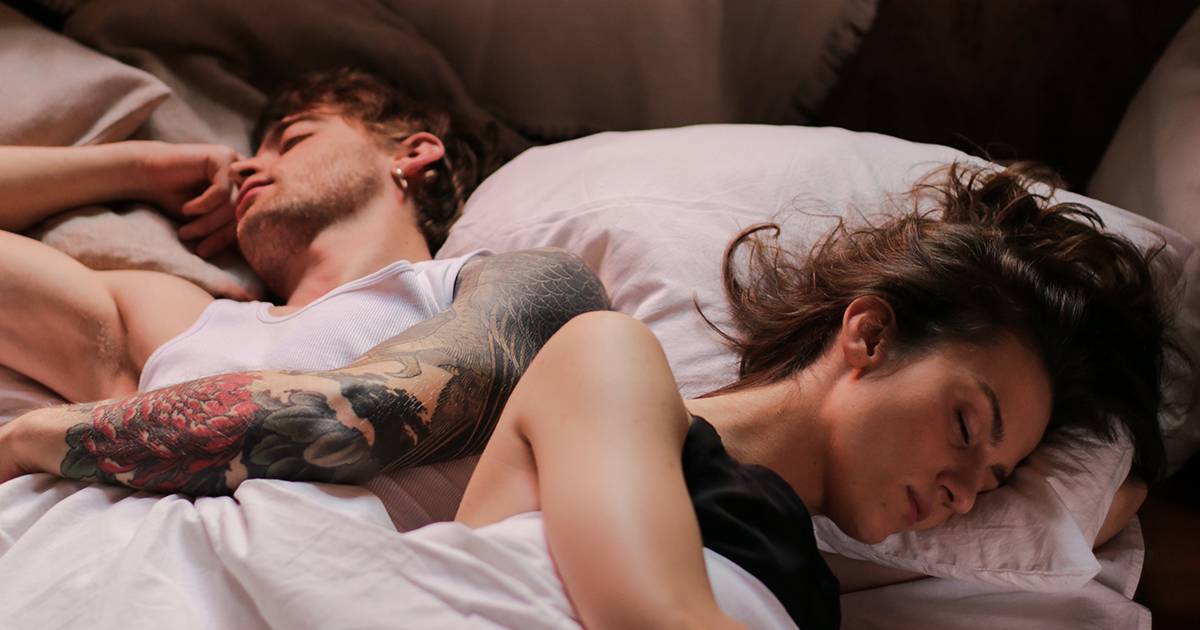 La scienza conferma l8217odore del partner ci aiuta a dormire meglio