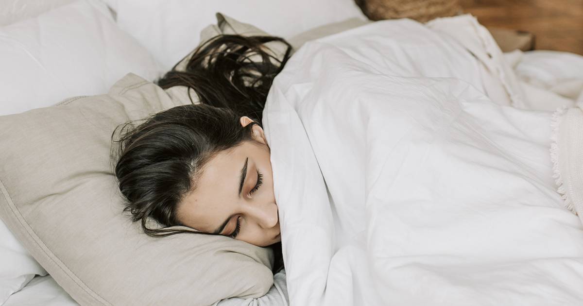 Dormire su un fianco pu aumentare il rischio di rughe a dirlo  la scienza