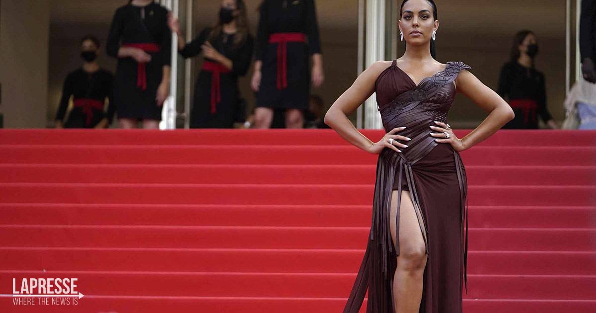 Da Bella Hadid a Geogina Rodriguez ecco i look pi eccentrici del red carpet di Cannes