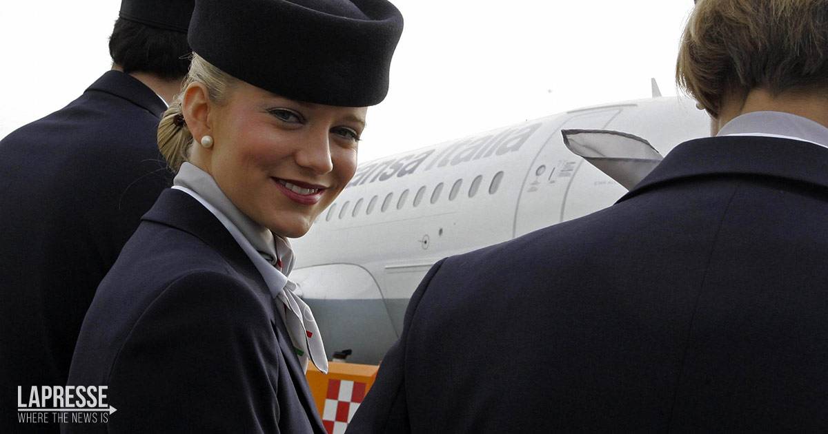 Le hostess di Lufthansacambieranno il loro saluto a bordo