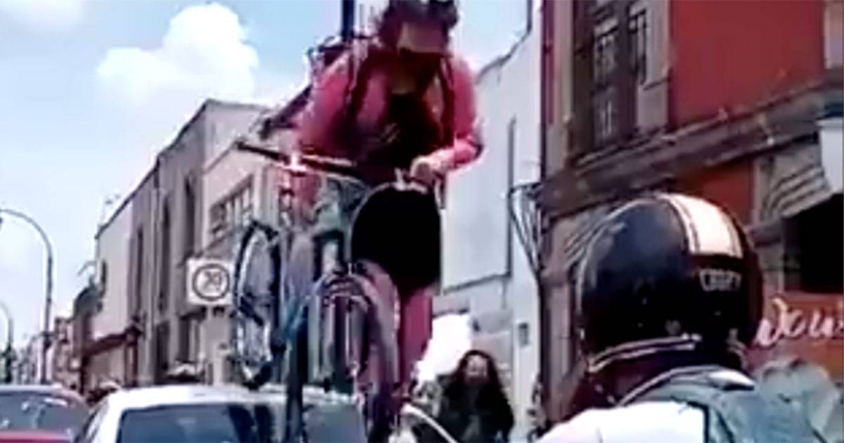 Lauto  parcheggiata sulla pista ciclabile lei ci sale sopra con la bici il video diventa virale