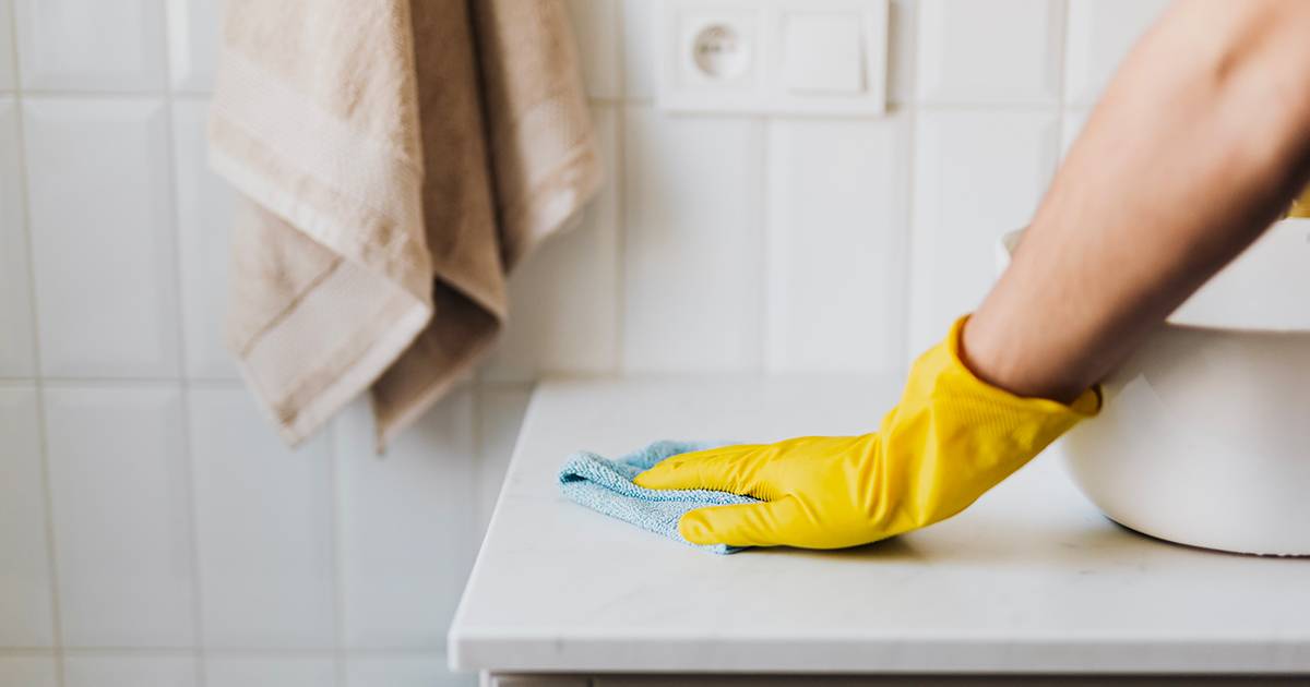 Gli uomini che fanno lavori di casa sono pi felici lo dice la scienza