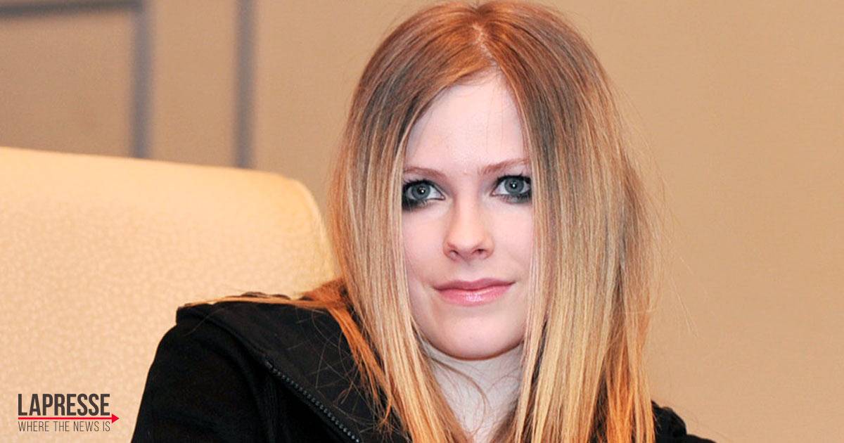 Le nuove foto di Avril Lavigne mostrano che non  cambiata per nulla