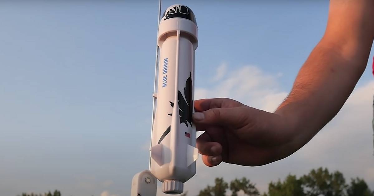 Il modellino del razzo che ha portato Jeff Bezos nello spazio  in vendita e vola davvero