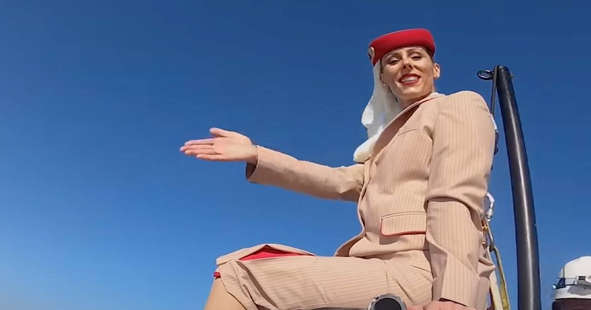 Sul tetto del mondo il video mozzafiato della hostess a 828 metri di altezza