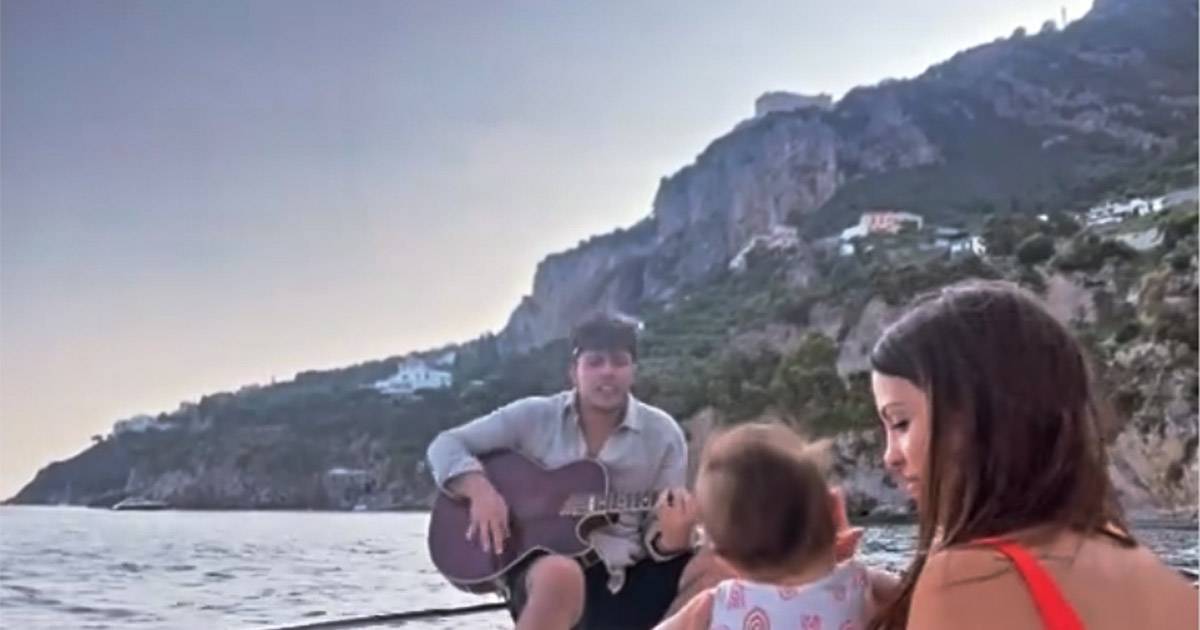 Stash canta in barca per la figlia Grace il video su Instagram