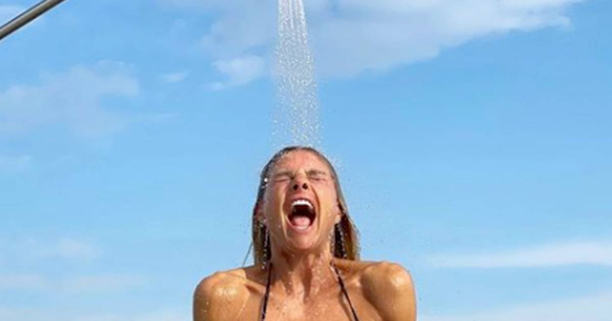 Martina Colombari  strepitosa nella foto sotto la doccia fredda