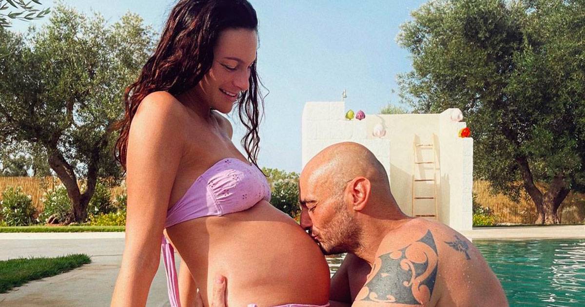 Paola Turani tra anniversario e gravidanza il suo post  una cartolina damore