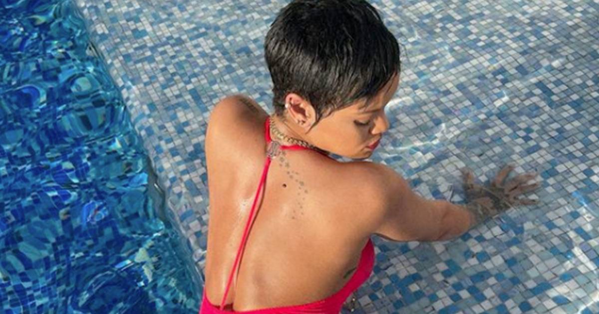 Rihanna in rosso fuoco immersa nella piscina le splendide foto per i fan