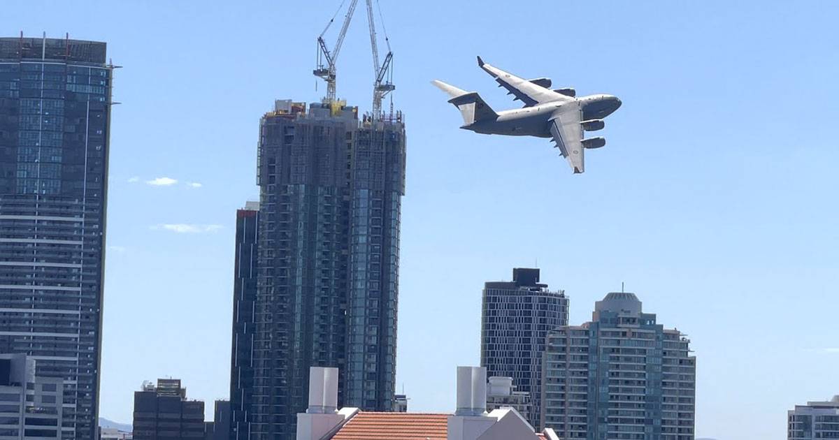 Il jet fa lo slalom tra i palazzi di Brisbane il video