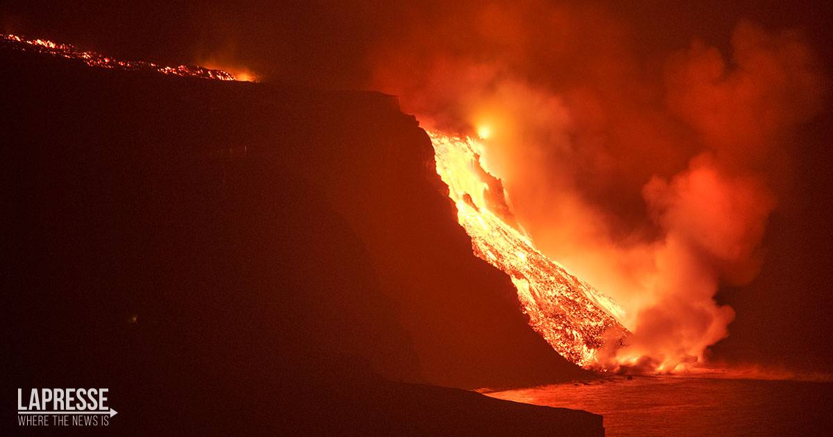 La lava del vulcano Cumbre Vieja raggiunge loceano le immagini sono incredibili 