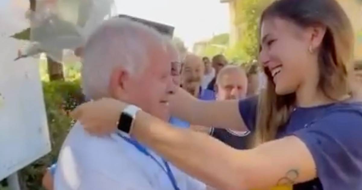 Italvolley la campionessa Alessia Orro torna a casa e premia il nonno con la medaglia il video