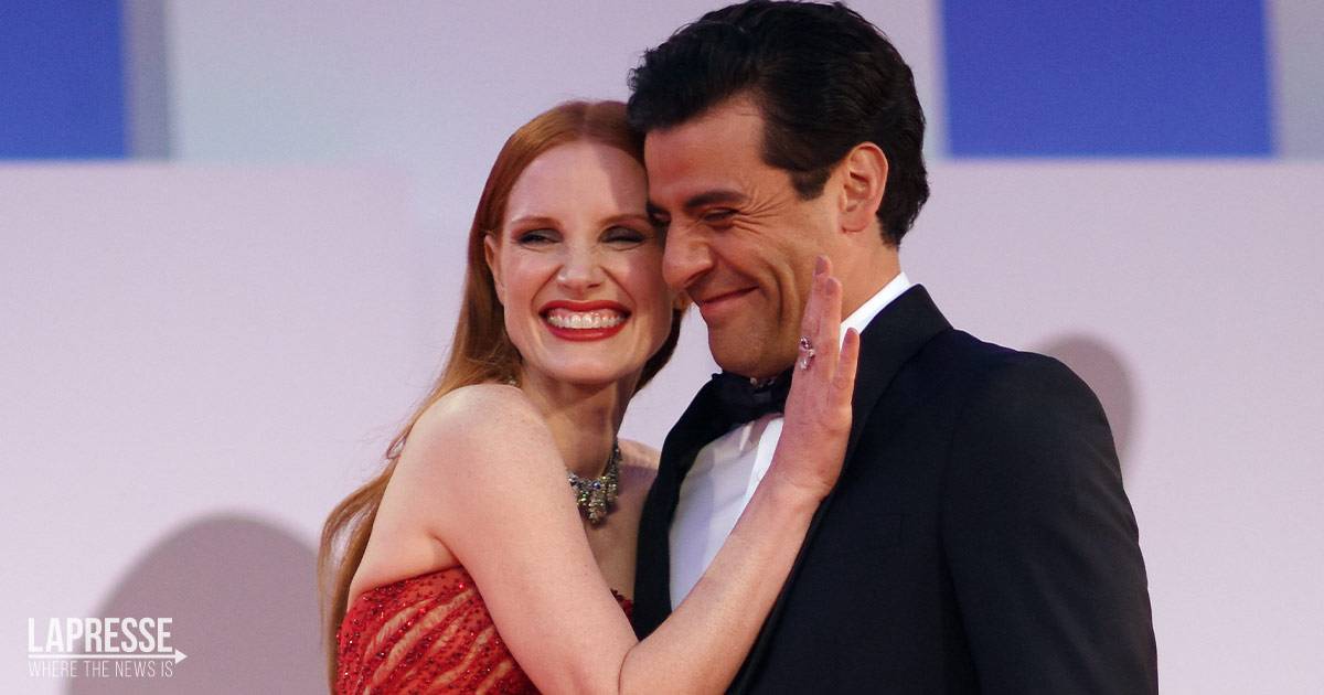 Jessica Chastain e Oscar Isaac il bacio sul red carpet del Festival di Venezia fa impazzire i social