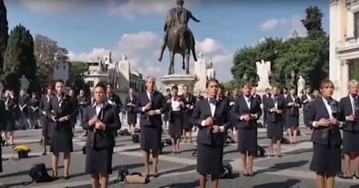Le hostess di Alitalia si spogliano per protesta ecco il video