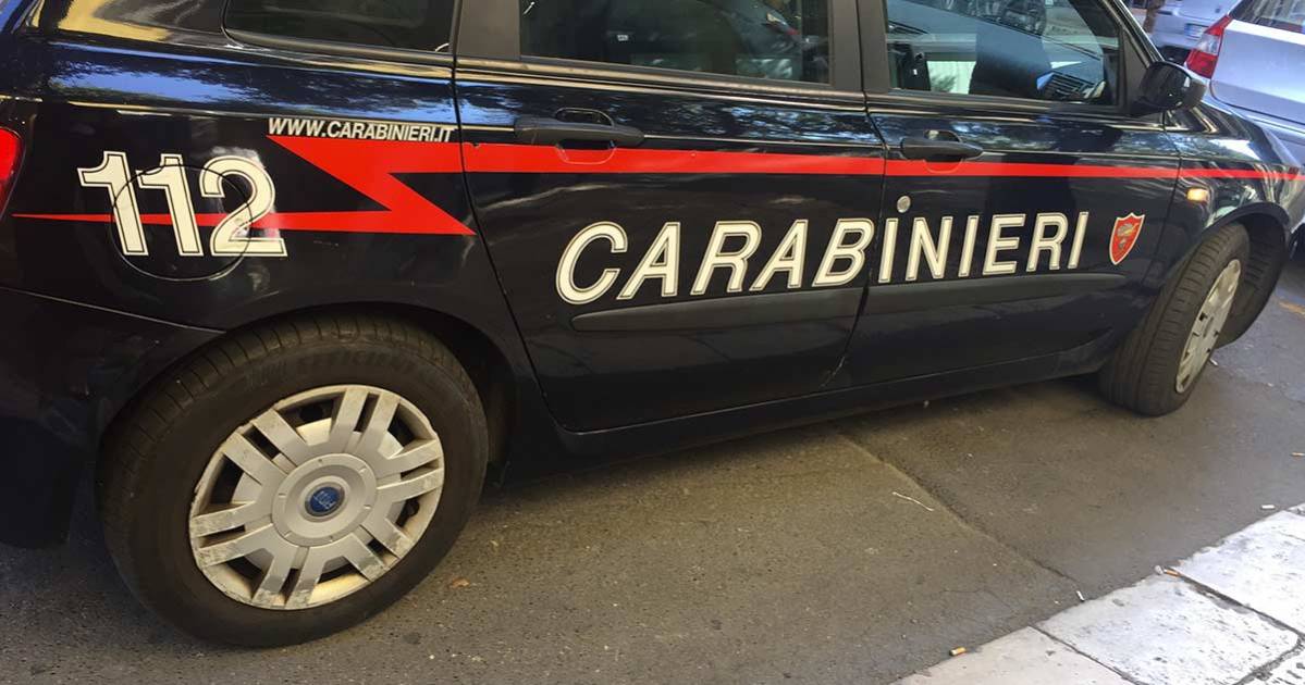 Va dai carabinieri perch ha perso i telefono ma scoprono che era ricercato e lo arrestano
