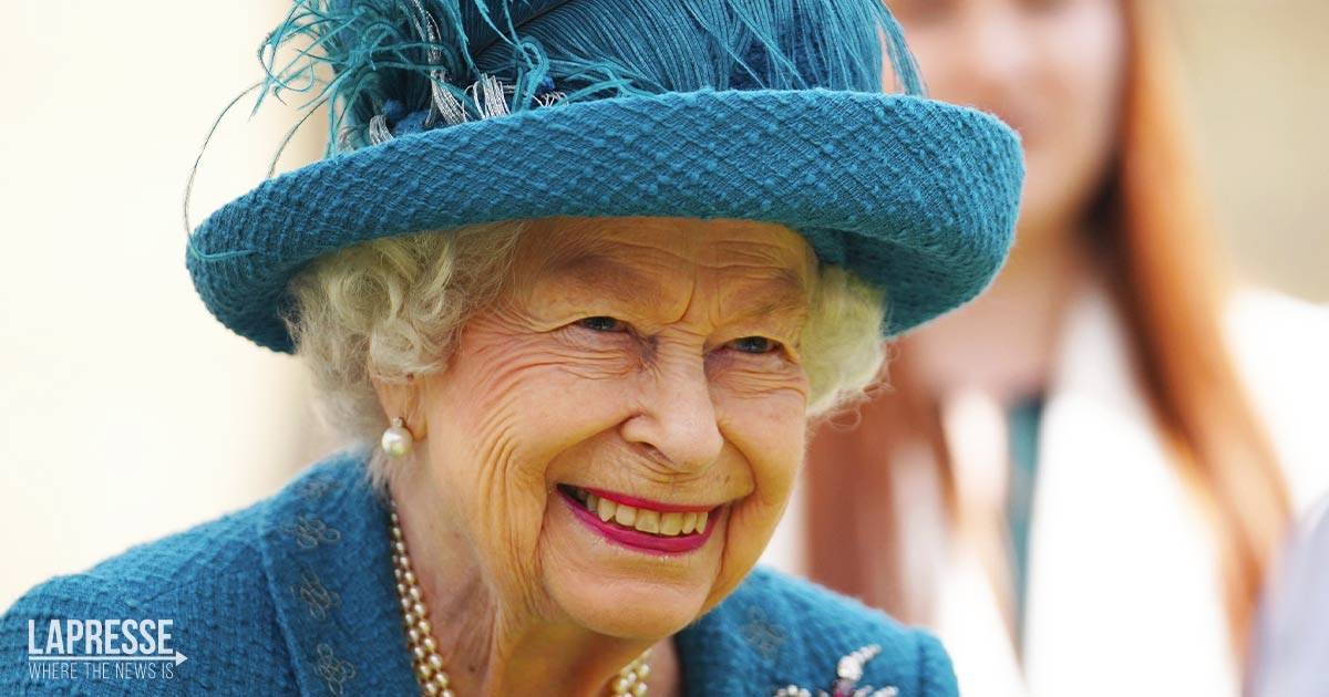La Regina Elisabetta II rifiuta il premio Anziana dellanno con una risposta epica