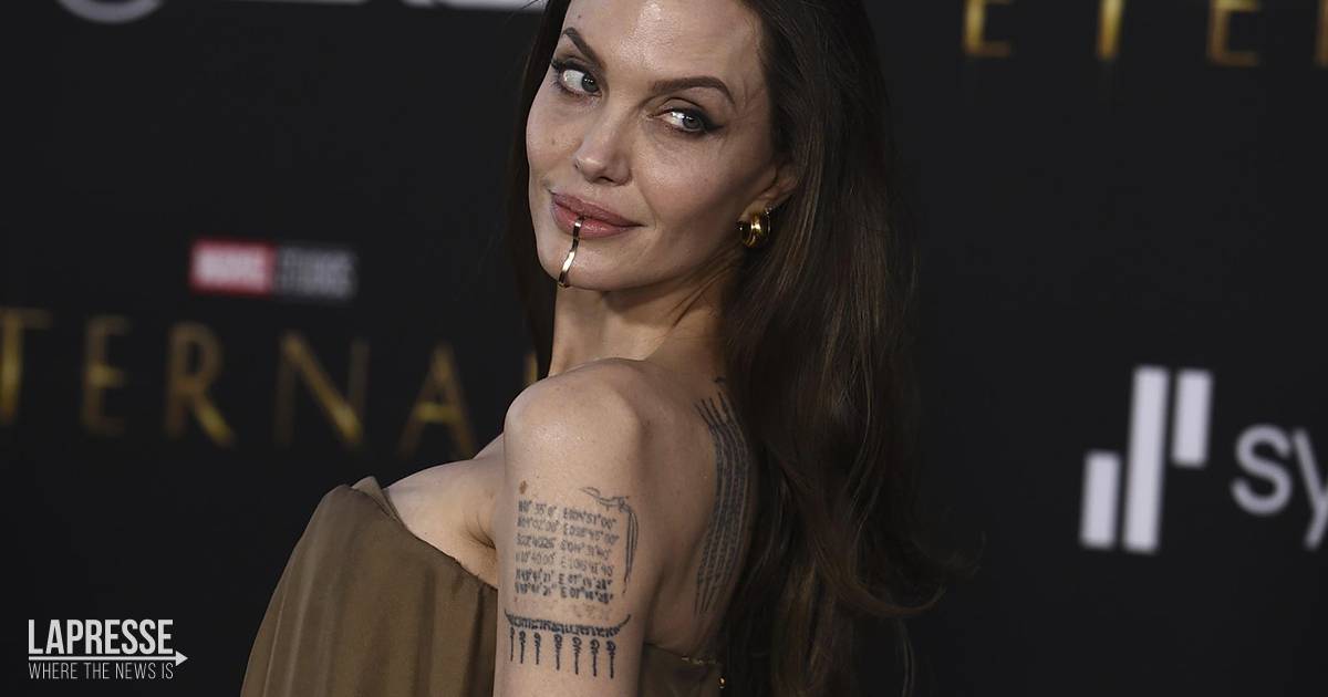 Angelina Jolie sfoggia un gioiello ed un look 8216strong and chic8217 perfetto per il red carpet Eternals