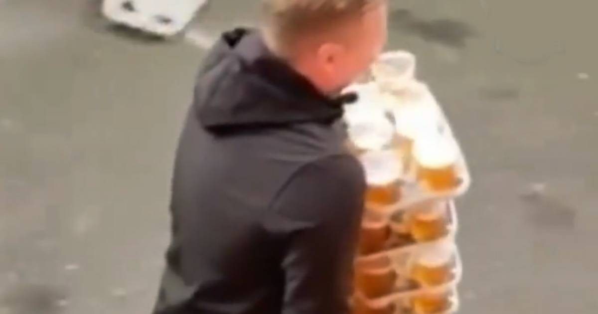Attraversa lo stadio portando 48 birre il video diventa virale