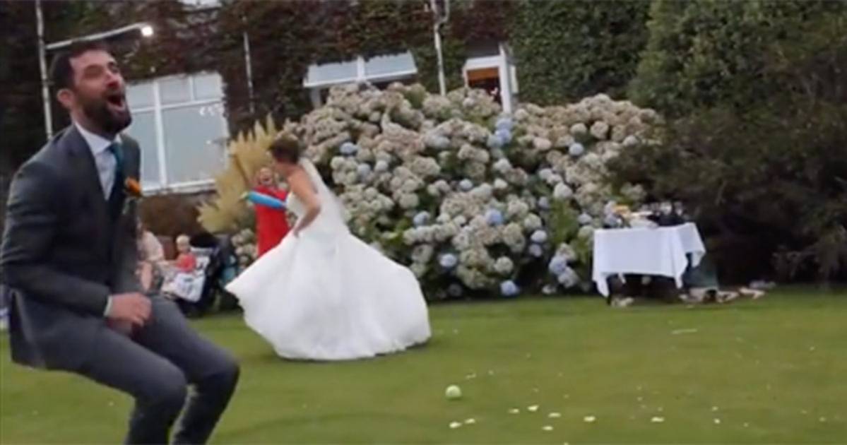 La partita a baseball durante il matrimonio finisce male il video