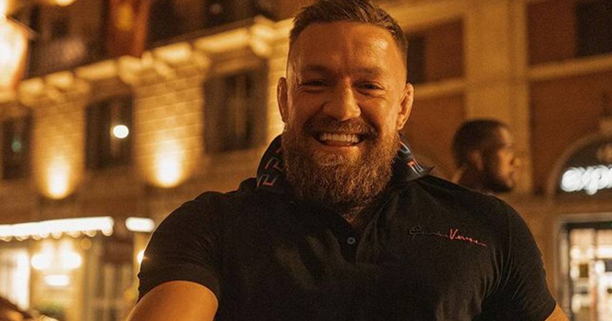 Roma il fighter delle arti marziali Conor McGregor assediato dai fan a Roma il video