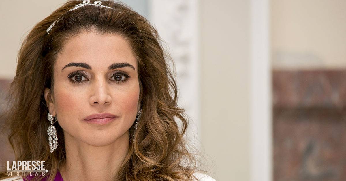 La regina Rania di Giordania pubblica una foto magnetica con le figlie ormai grandi 