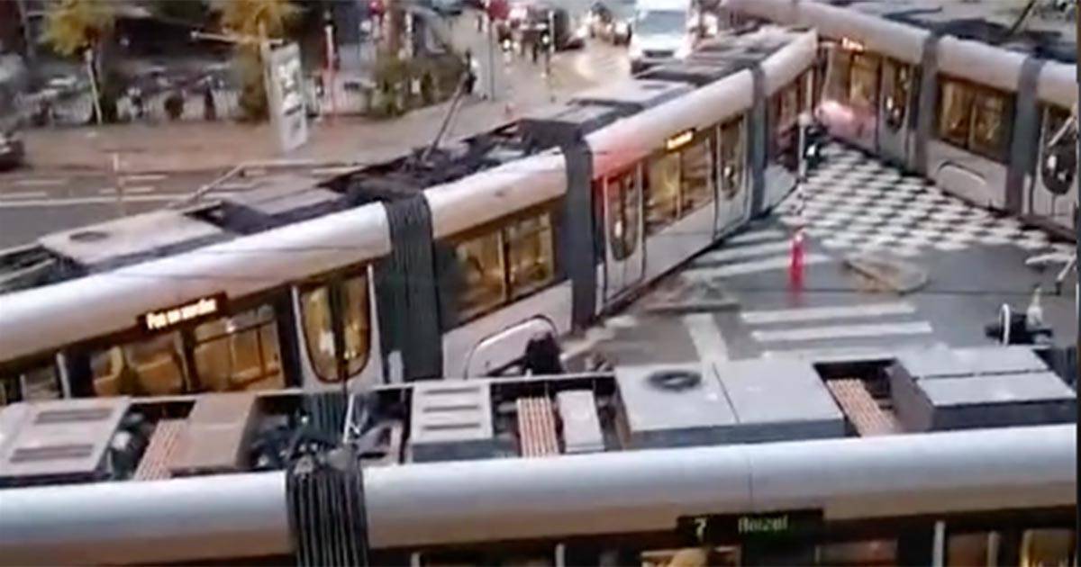 Tre tram bloccano un incrocio a Bruxelles il video diventa virale