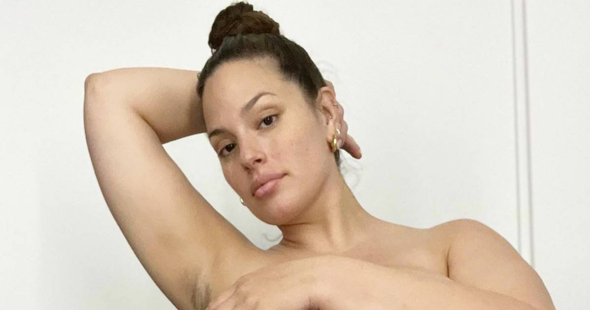 Ashley Graham nuda con il pancione: la foto su Instagram