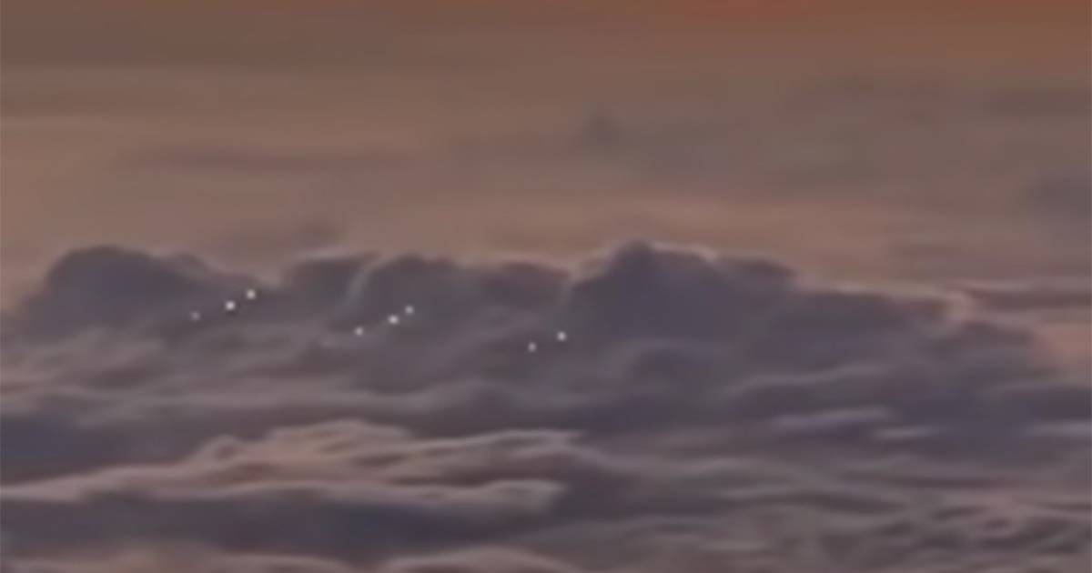 Presunti UFO che volano sopra lOceano Pacifico il video