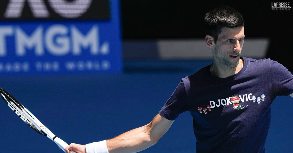 Djokovic, il governo australiano revoca il visto: non giocherà gli Open