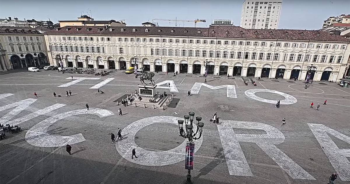 Ti amo ancora ecco a chi  dedicata la scritta comparsa nel centro di Torino